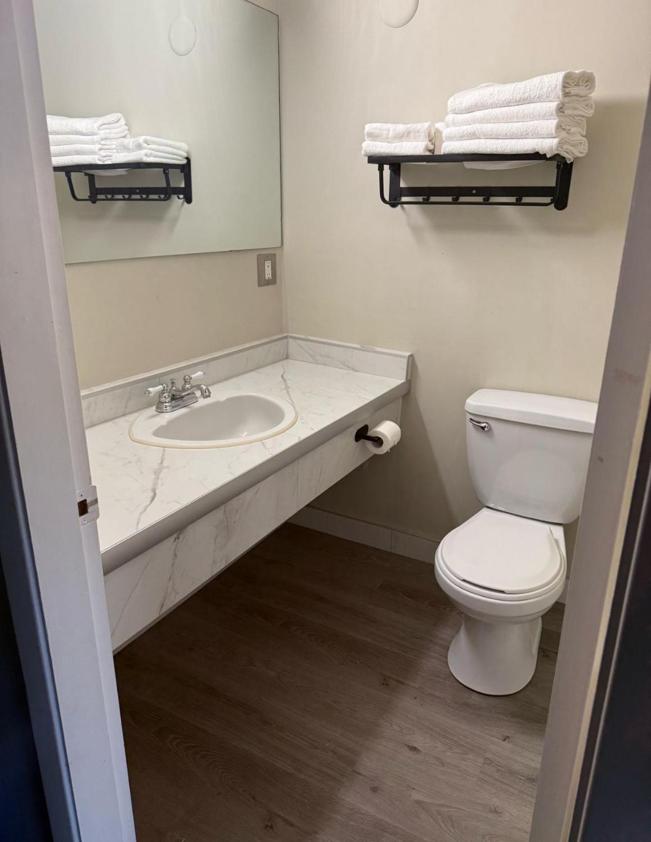 Canadas Best Value Inn Kelowna Exteriér fotografie
